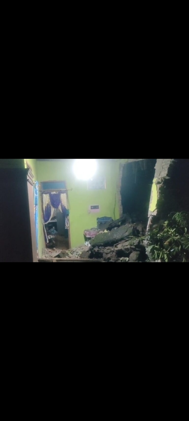 RUSAK: Rumah warga di Gunungwungkal tertimpa longsor tadi malam.