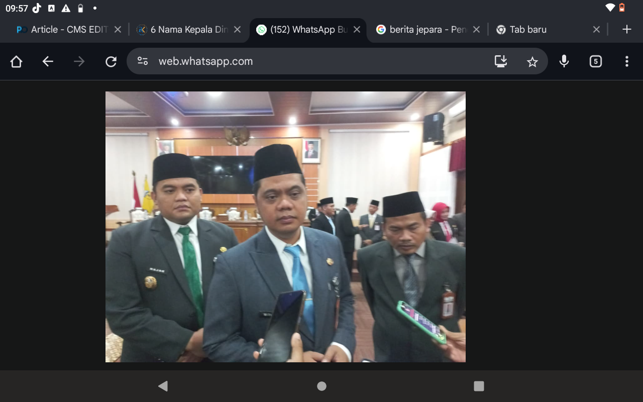 KETERANGAN: Bupati Jepara Witiarso Utomo (tengah) didampingi Wakil Bupati Jepara M. Ibnu Hajar (kiri) dan Sekda Jepara Ary Bachtiar (kanan) usai melantik enam kepala dinas.