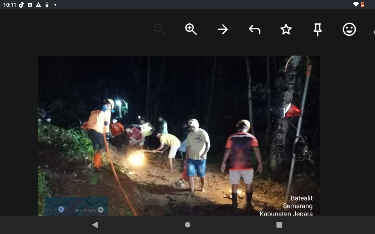 BERJIBAKU: Proses evakuasi tanah longsor di Dukuh Cabe, Batealit.