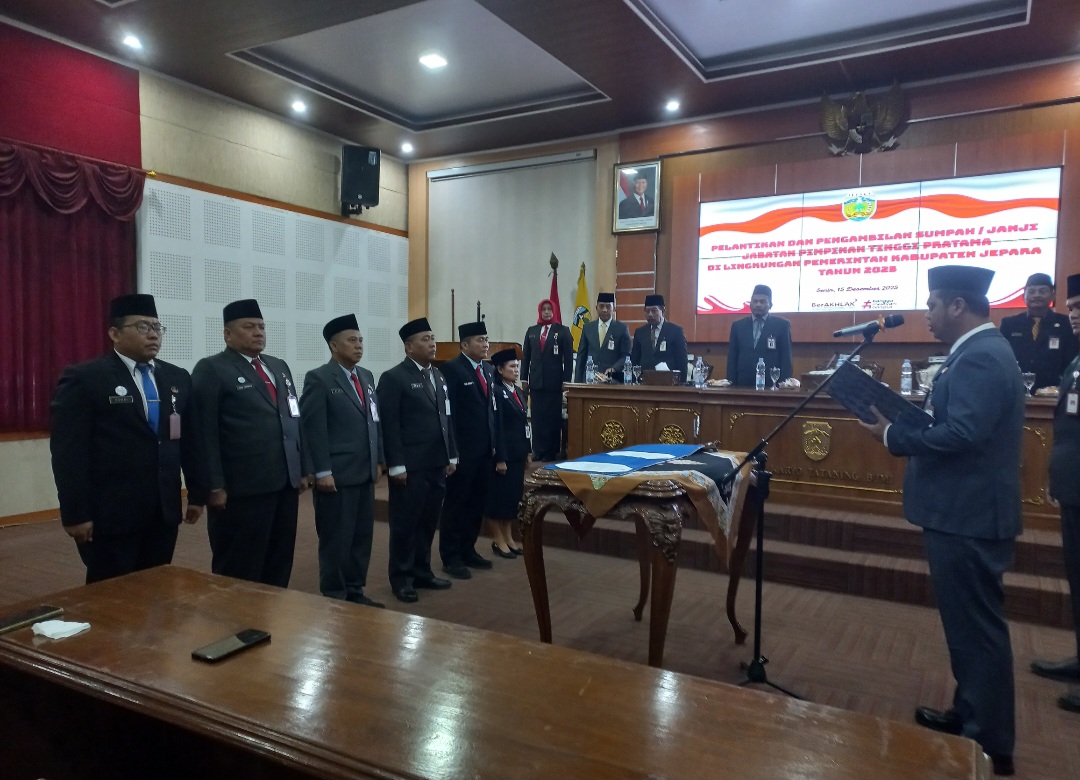 KHIDMAT: Bupati Jepara Witiarso Utomo melantik enam kepala dinas pada Senin (15/12).