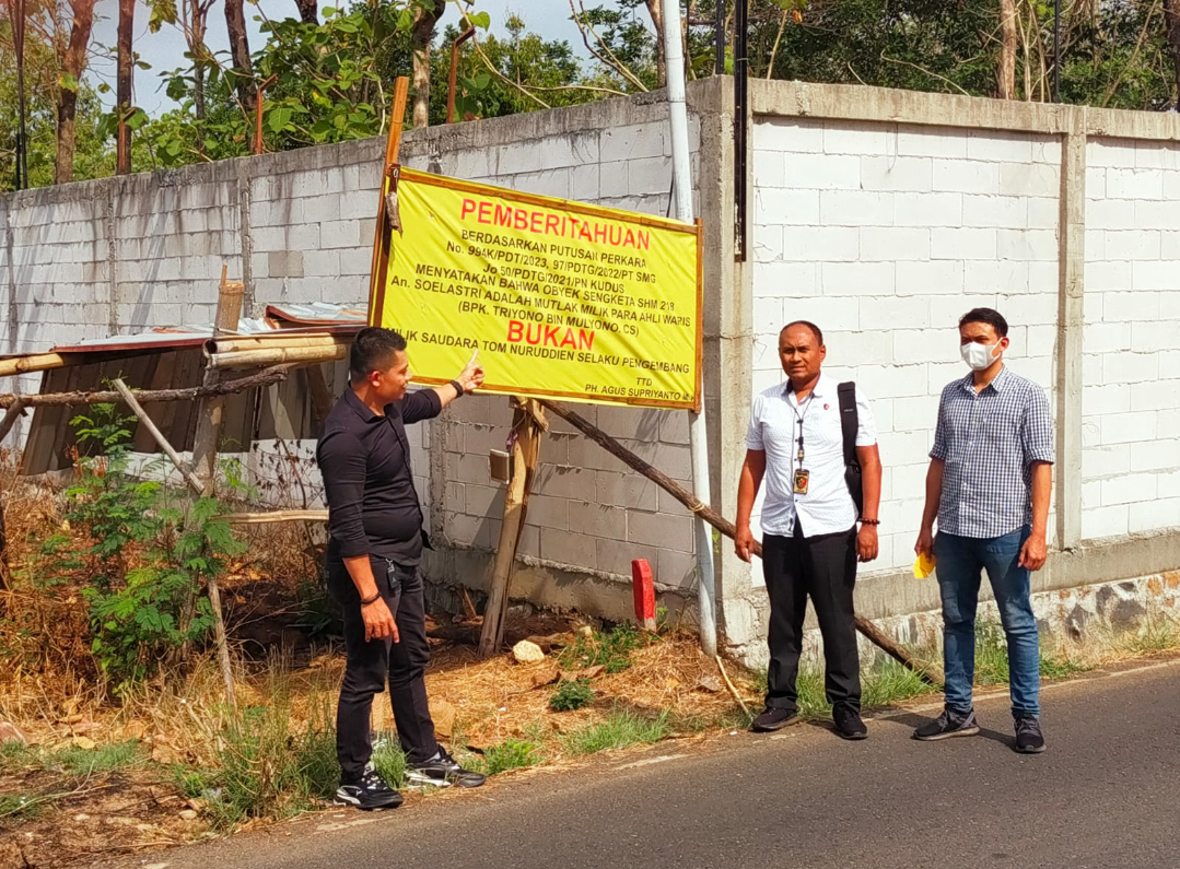 CEK: Kuasa hukum, Mursito bersama Tim Penyidik Polda Jateng meninjau lokasi tanah Kapling. (KANTOR ADVOKAT DAN KONSULTAN HUKUM SAKTI UNTUK RADAR KUDUS)