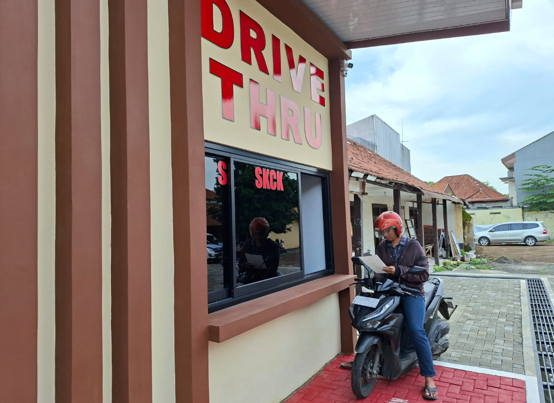 BERES: Salah satu masyarakat yang sedang menggunakan layanan SKCK Drive Trhu di gedung eks Mapolsek Kota Kudus, Senin (15/12). (ANDIKA TRISNA SAPUTRA/RADAR KUDUS)