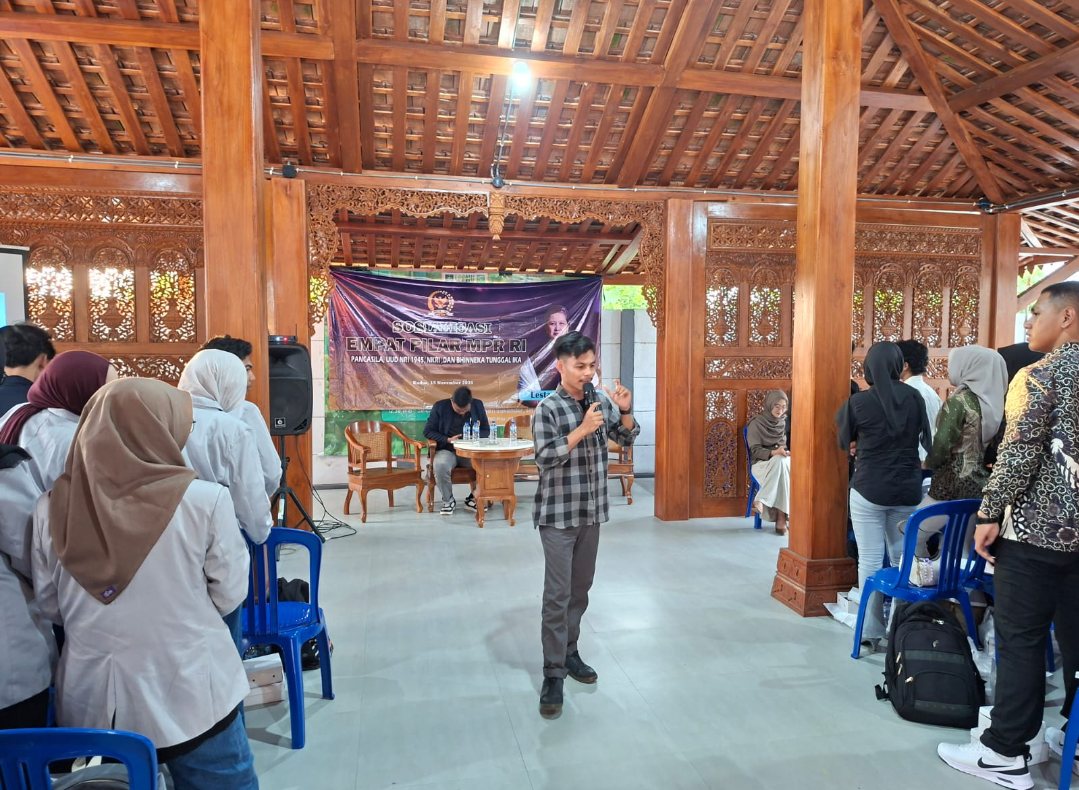 GAMES: Pemateri memberikan sebuah permainan dalam selingan materi yang diberikan agar lebih menyenangkan, Senin (15/12). (ANDIKA TRISNA SAPUTRA/RADAR KUDUS)