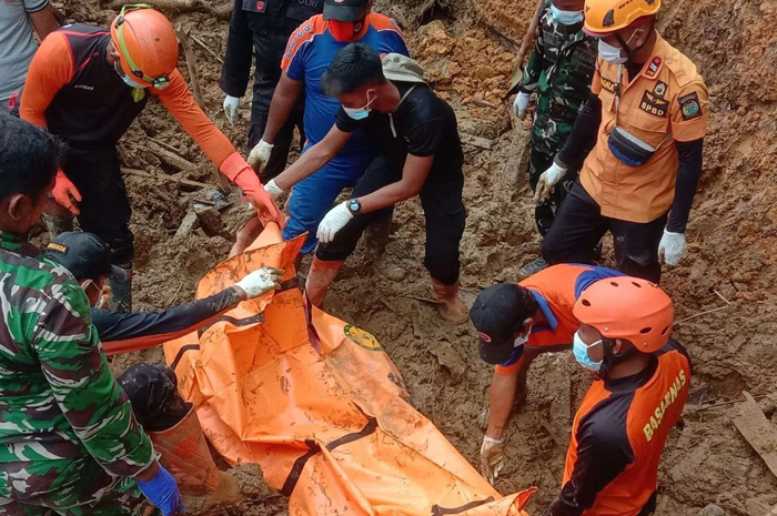 Tim gabungan evakuasi korban akibat banjir bandang dan longsor di Desa Bair, Kecamatan Tapian Nauli, Tapteng.