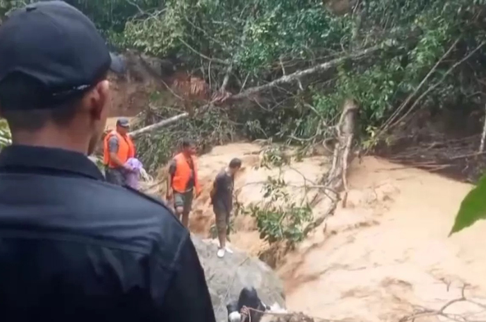 Petugas bersama warga mengevakuasi jasad korban yang ditemukan terseret arus Sungai Siondop di Kecamatan Sayur Matinggi, Tapanuli Selatan.