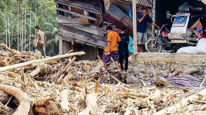 MENCARI YANG TERSISA: Penduduk Desa Aek Garoga, Tapanuli Selatan, Sumut, mengais sisa barang di rumah yang diterjang banjir, Kamis (4/12/2025).