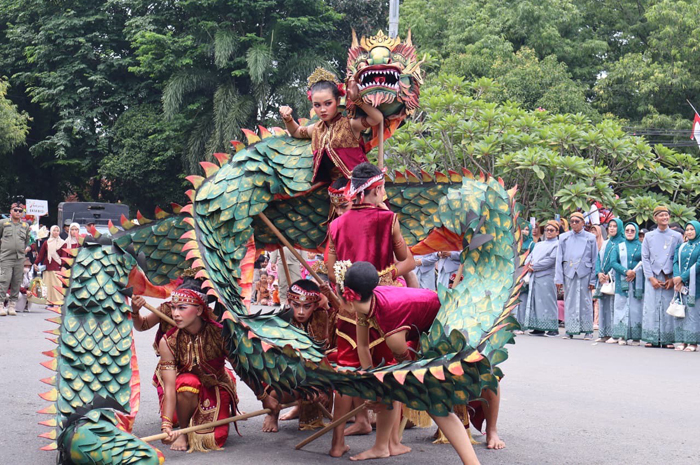 KIRAB: Atraksi tari naga dari Kecamatan Cepu memukau penonton yang saat Kirab Budaya Hari Jadi ke-276 Kabupaten Blora pada Sabtu (13/12) lalu.