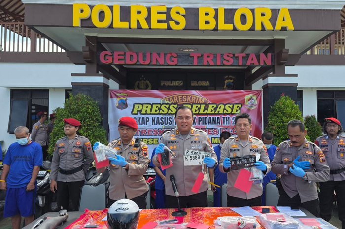 TANGKAP: Polres Blora saat jumpa pers pengungkapan kasus pencurian motor di wilayah Blora.
