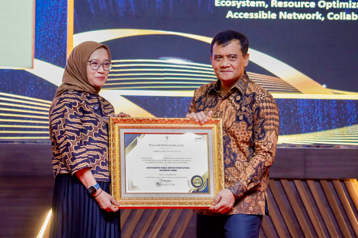 Gubernur Jawa Tengah Ahmad Luthfi menerima penghargaan di Kantor Kemen PAN-RB, Jakarta, Senin (15/12/2025).