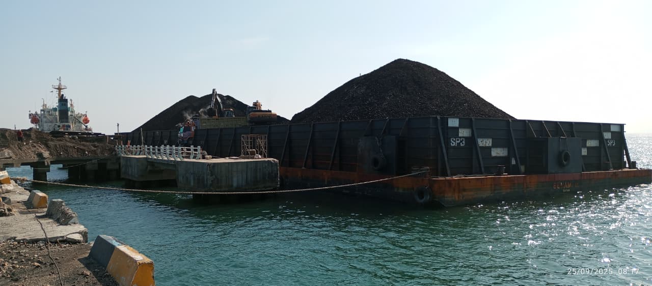 DOK. RADAR KUDUS BERSANDAR: Kapal tongkang bermuatan batu bara bersandar di Dermaga Pelabuhan Sluke Rembang baru-baru ini.