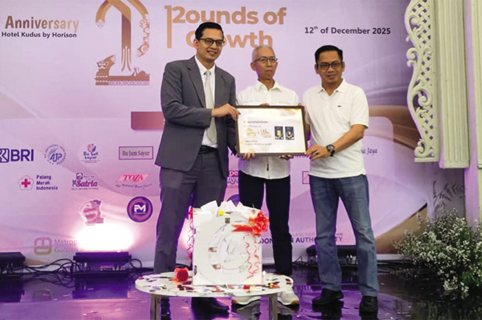 MOMEN PUNCAK: General Manager @HOM Hotel Kudus Ahmad Mutohar bersama Kapolsek Kota Kudus menunjukkan hadiah utama logam mulia seberat 12 gram.