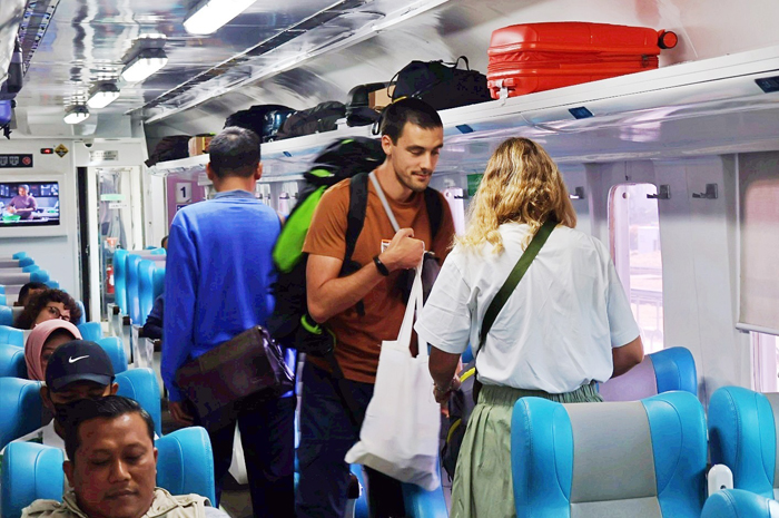 NYAMAN: Para wisatawan asing saat menggunakan Kereta Api dari Stasiun Cepu, Blora.