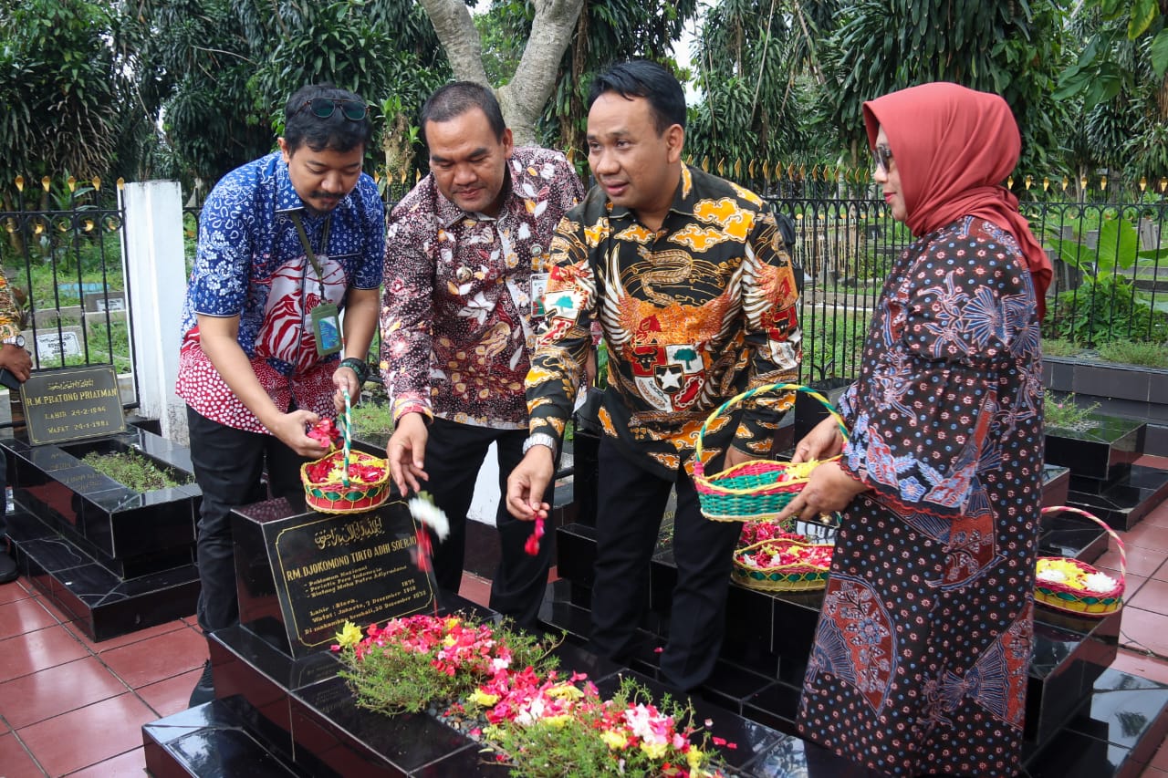 KHIDMAT: Bupati Blora Arief Rohman (dua dari kiri) saat tabur bunga di makam Djokomono Tirto Adhi Soerjo di Bogor.