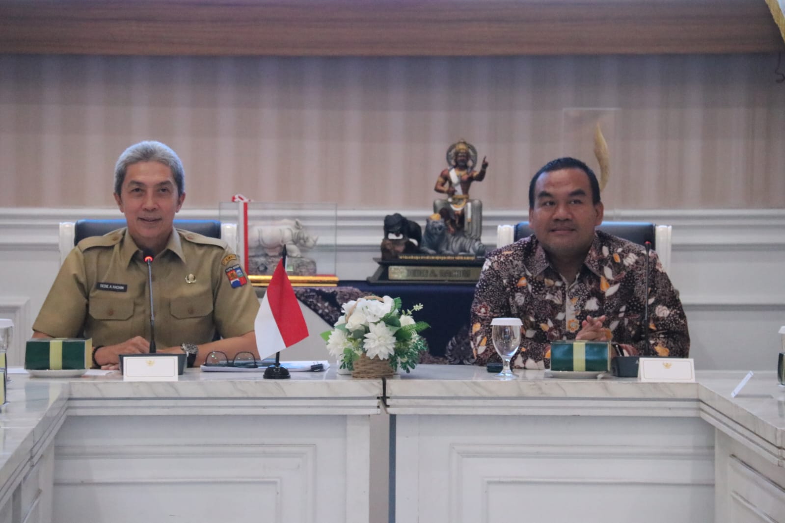 DIALOG: Bupati Blora Arief Rohman (kanan) saat berdiskusi dengan Walikota Bogor Dedie A. Rachim.