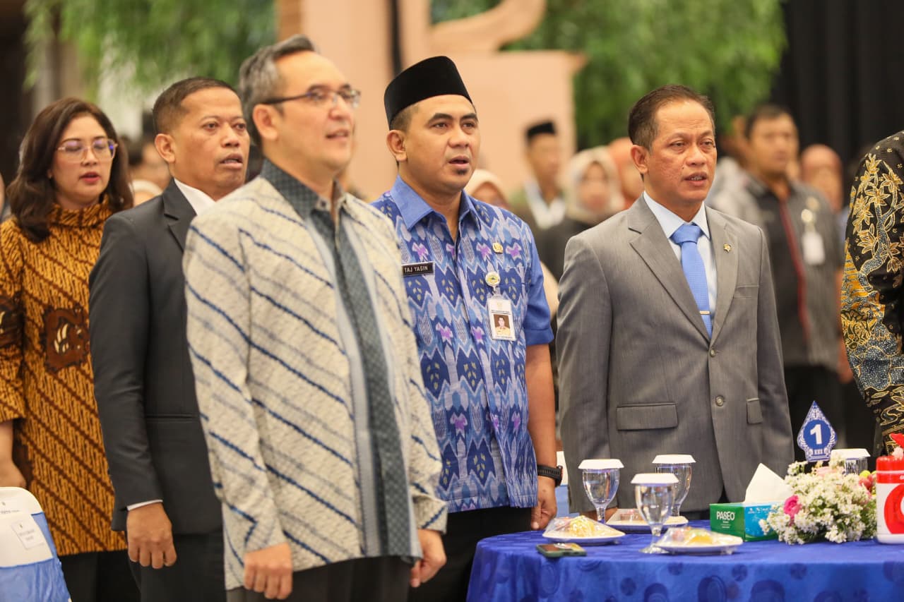 Pemprov, kata Taj Yasin, tak akan ragu meninjau tambang-tambang di kawasan sensitif seperti Gunung Slamet, Banyumas, hingga Muria.