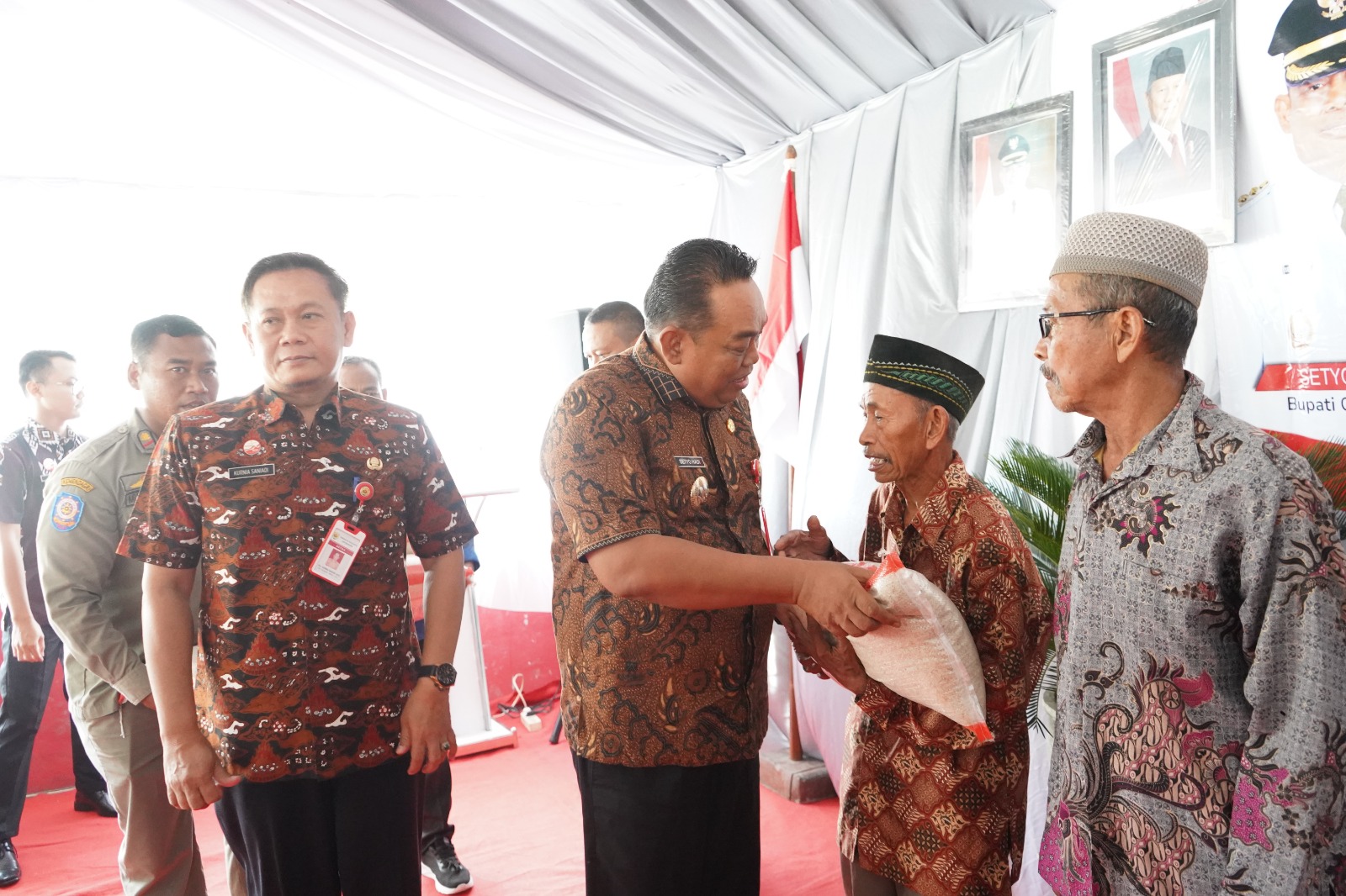 SERAHKAN BANTUAN &ndash; Bupati Grobogan Setyo Hadi menyerahkan bantuan sembako kepada warga lansia di Balai Desa Jambangan, Kecamatan Geyer, Selasa (16/12).