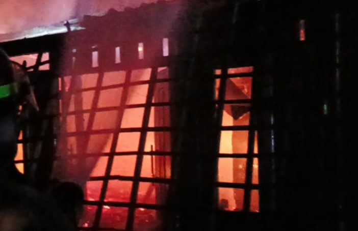 PADAMKAN API &ndash; Petugas Pemadam Kebakaran lakukan pemadaman api di rumah Suwardi Desa Genengadal, Kecamatan Toroh, Selasa dini hari (16/12)