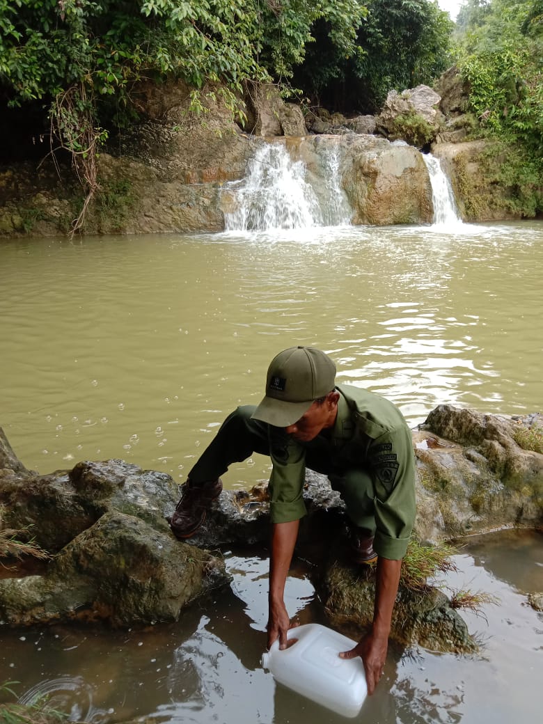AMBIL SAMPEL: Petugas Perhutani KPH Mantingan mengambil sampel air di Kedung Semar yang tercemar kemarin