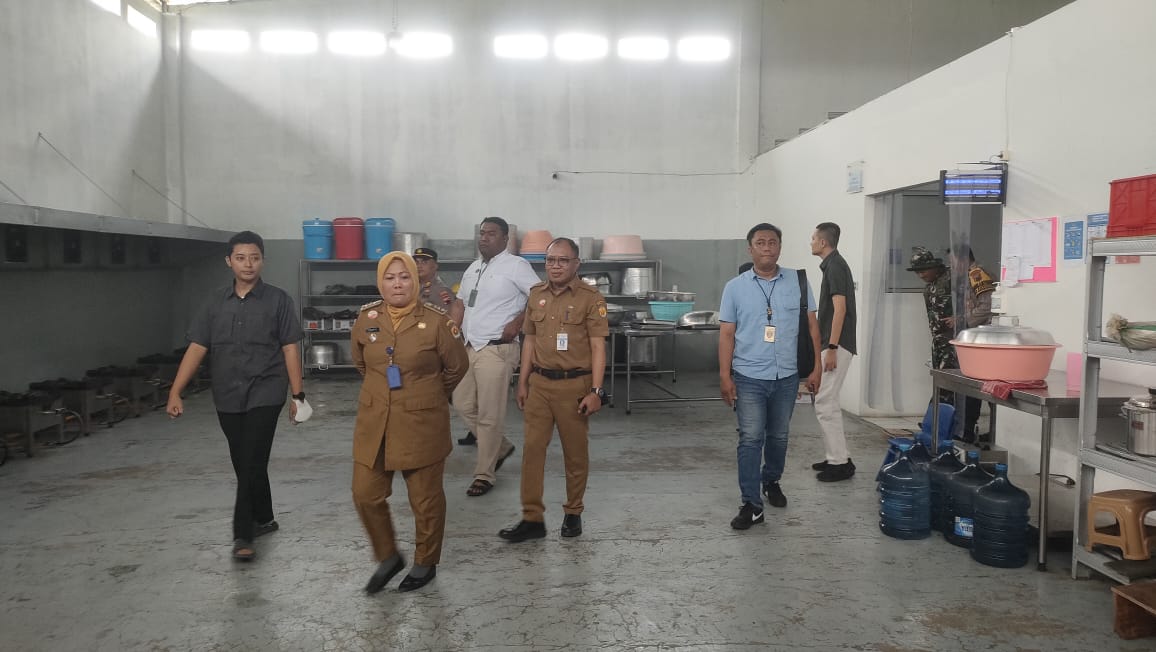 EVALUASI: Tim gabungan saat melakukan kunjungan dan evaluasi di SPPG Putatsari, Kecamatan Grobogan.
