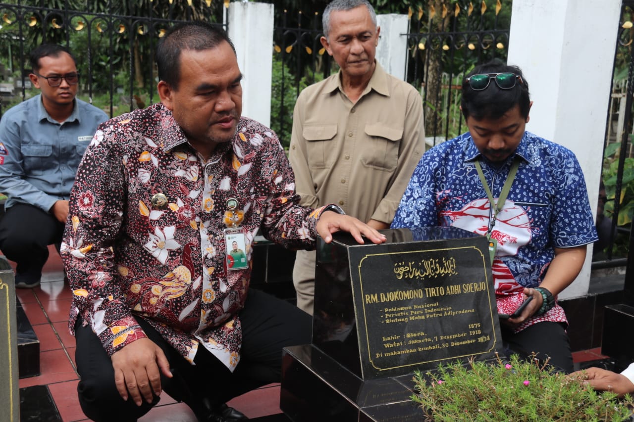 PENGHORMATAN: Bupati Blora Arief Rohman (dua dari kiri) didampingi Okky (paling kanan) saat berziarah di Makam Tirto Adhi Soerjo.
