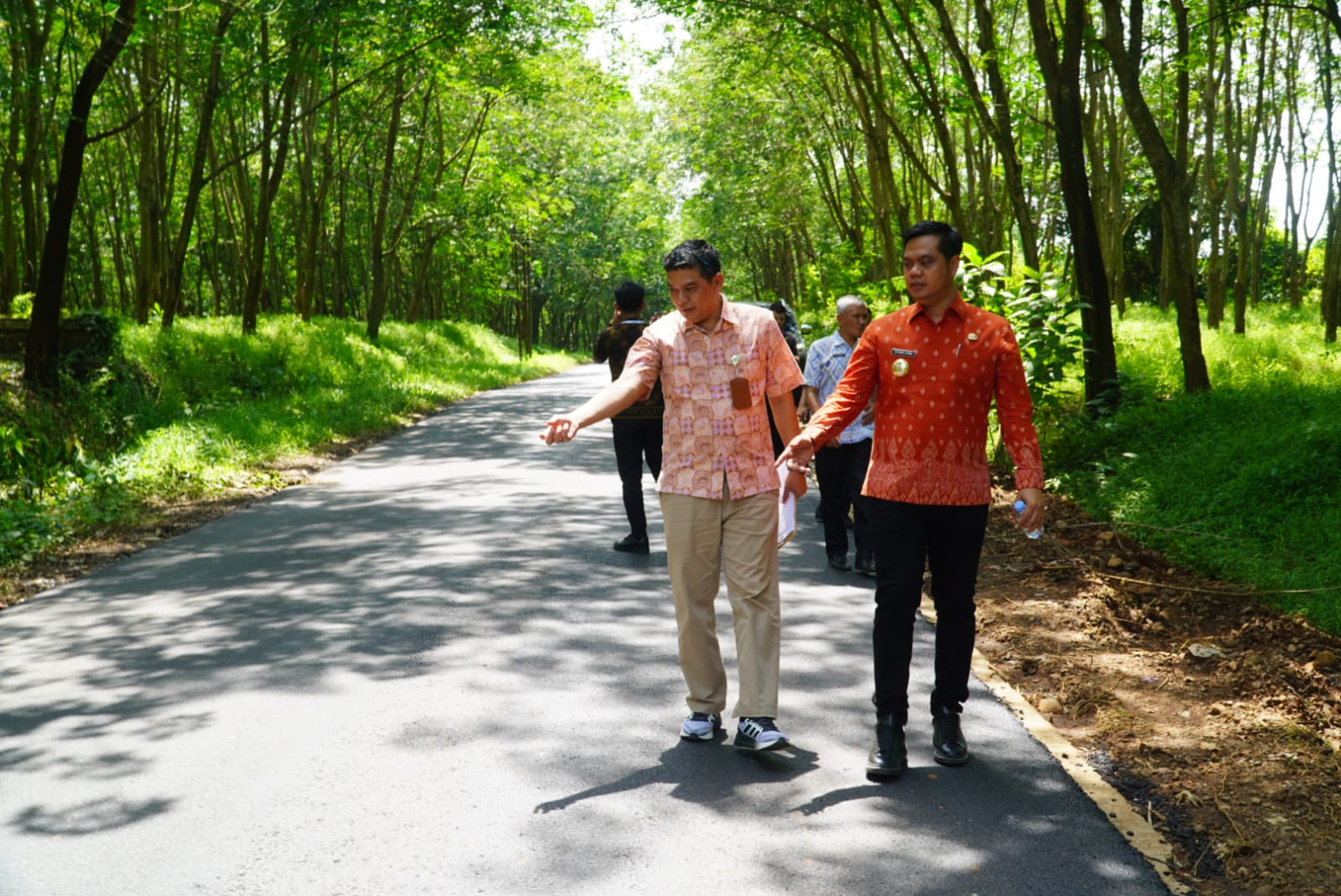 MULUS: Bupati Jepara Witiarso Utomo meninjau jalan yang telah diperbaiki di wilayah Jepara Utara.
