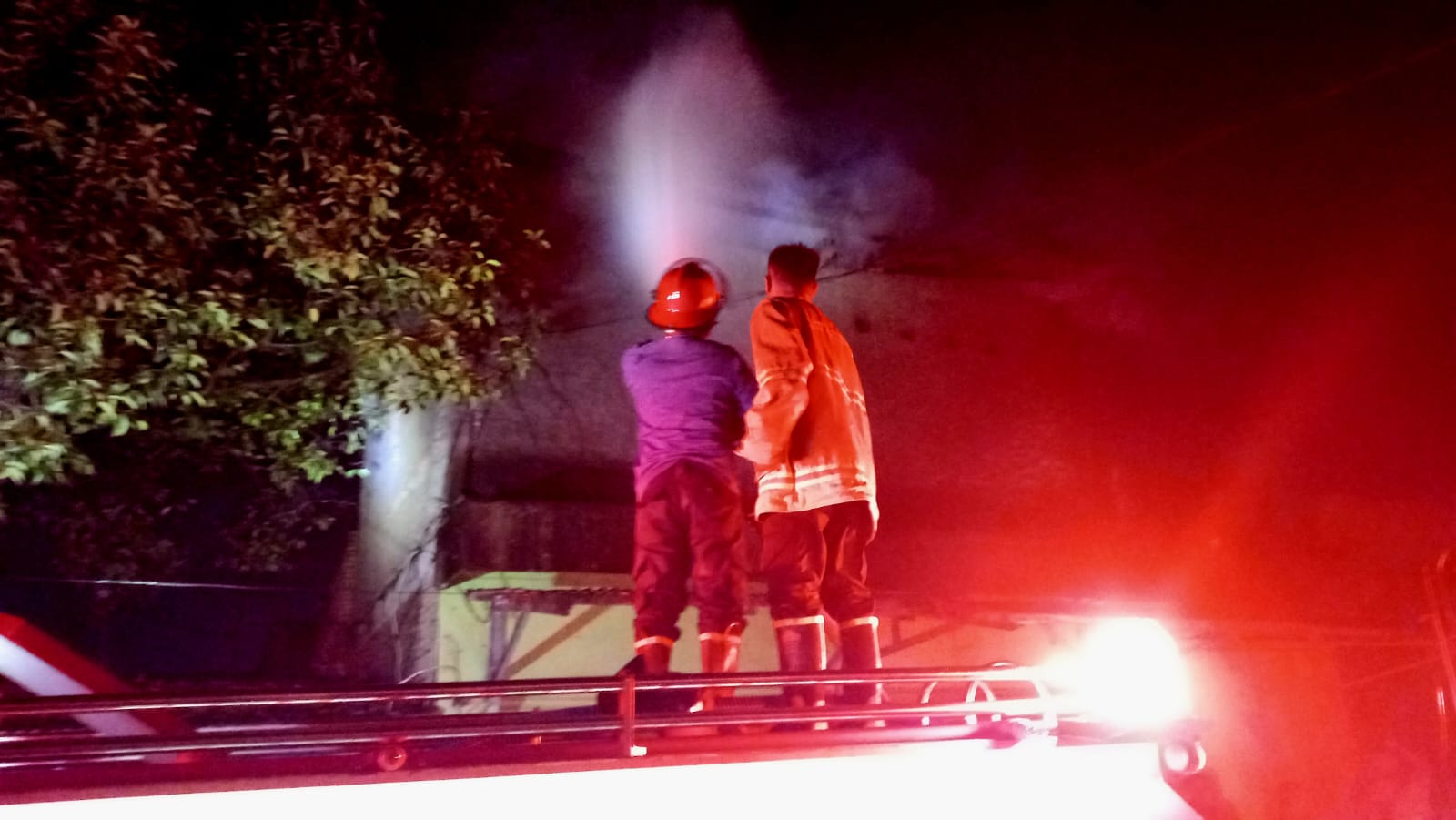PEMADAMAN: Damkar Grobogan saat melakukan pemadaman di Pujapura, Purwodadi.