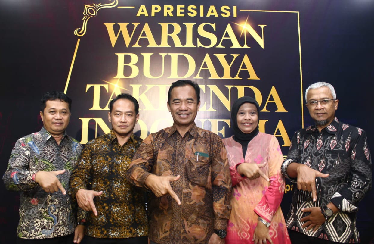 SATSET: Kepala Dinas Pariwisata dan Kebudayaan Ali Hidayat (tengah) bersama jajaran saat menghadiri penerimaan penghargaan di Jakarta.