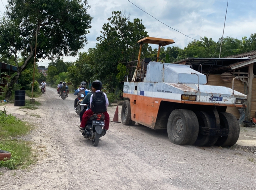 MOLOR: Kondisi proyek peningkatan ruas Jalan Plosorejo - Sembongin tidak ada kegiatan perbaikan dan alat berat yang digunakan hanya terparkir.