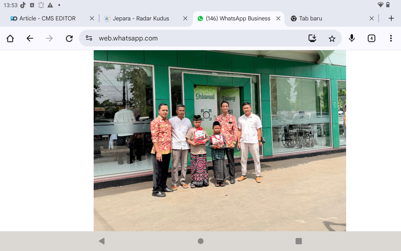 SUNAH RASUL: Anak-anak bahagia mengikuti khitan massal.