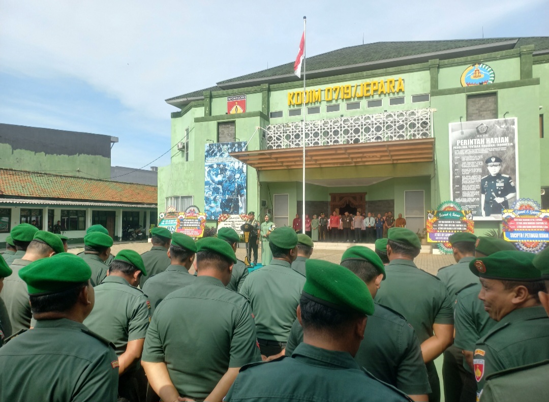 KHIDMAT: Letkol Arm Khoirul Cahyadi berikan salam perpisahan terakhir kepada jajaran.