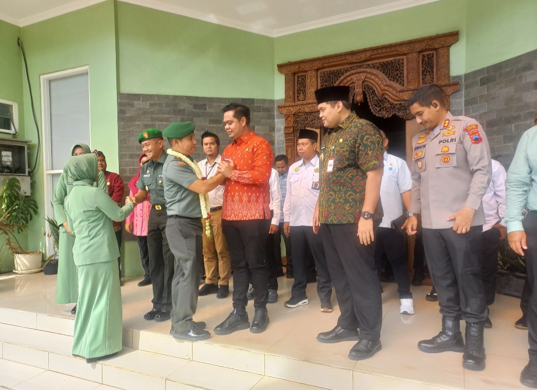 HANGAT: Dandim 0719/Jepara Letkol Arm Khoirul Cahyadi menyalami Bupati Jepara Witiarso Utomo.