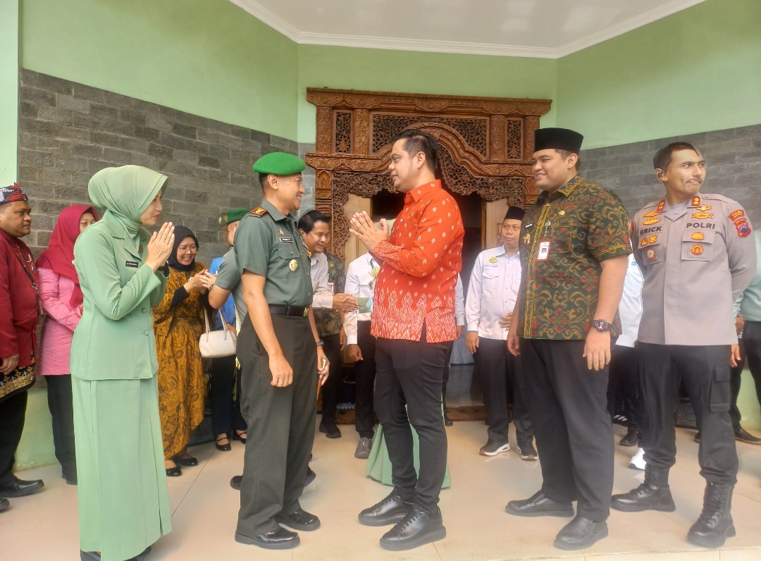 ESTAFET KEPEMIMPINAN: Dandim 0710/Jepara Letkol Arm Ranna Hidfitriyadi menyalami Bupati Jepara Witiarso Utomo.