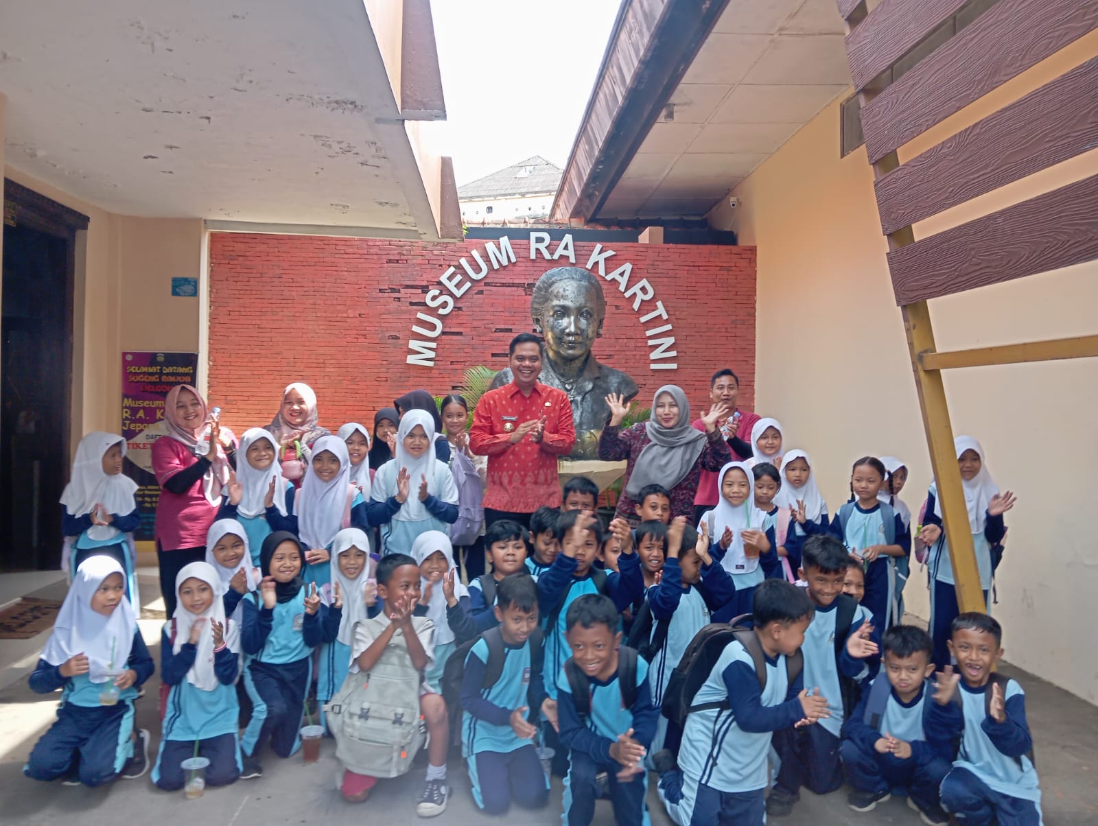 SERU: Bupati Jepara Witiarso Utomo bersama anak-anak SD di depan Museum Kartini.