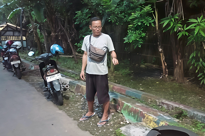 DITUNJUKKAN: Warga Puri memperlihatkan lokasi temuan bayi belum lama ini.