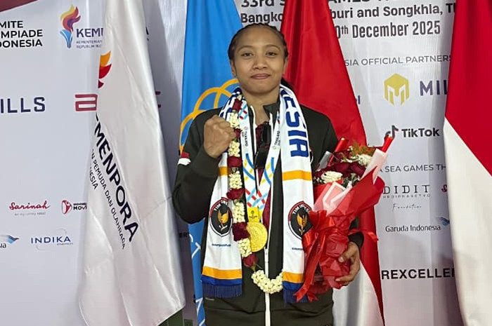 HARUMKAN NEGARA: Dwi Ani Retno Wulan dengan medali emas yang diraih pada ajang SEA Games 2025 di Thailand.