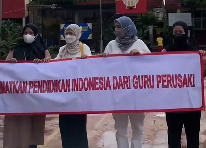 Wali murid SDN Pajeleran 01, Cibinong, Bogor, menggelar aksi protes terkait dugaan praktik tidak etis seorang guru