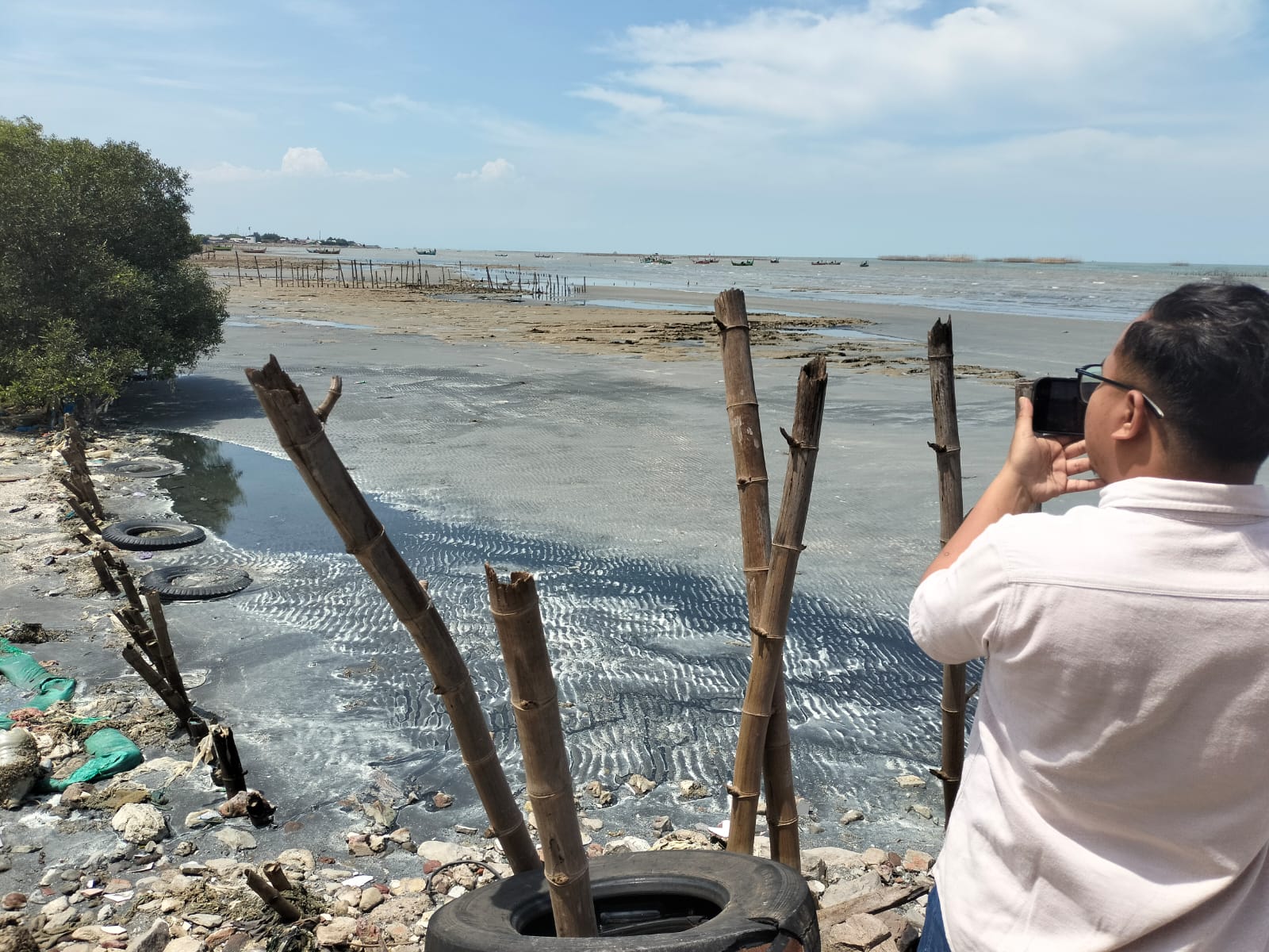 AMBIL GAMBAR: Salah satu anggota Komisi B DPRD Rembang mengambil gambar limbah pekat di pabrik pengolahan Ikan Banyudono kemarin.