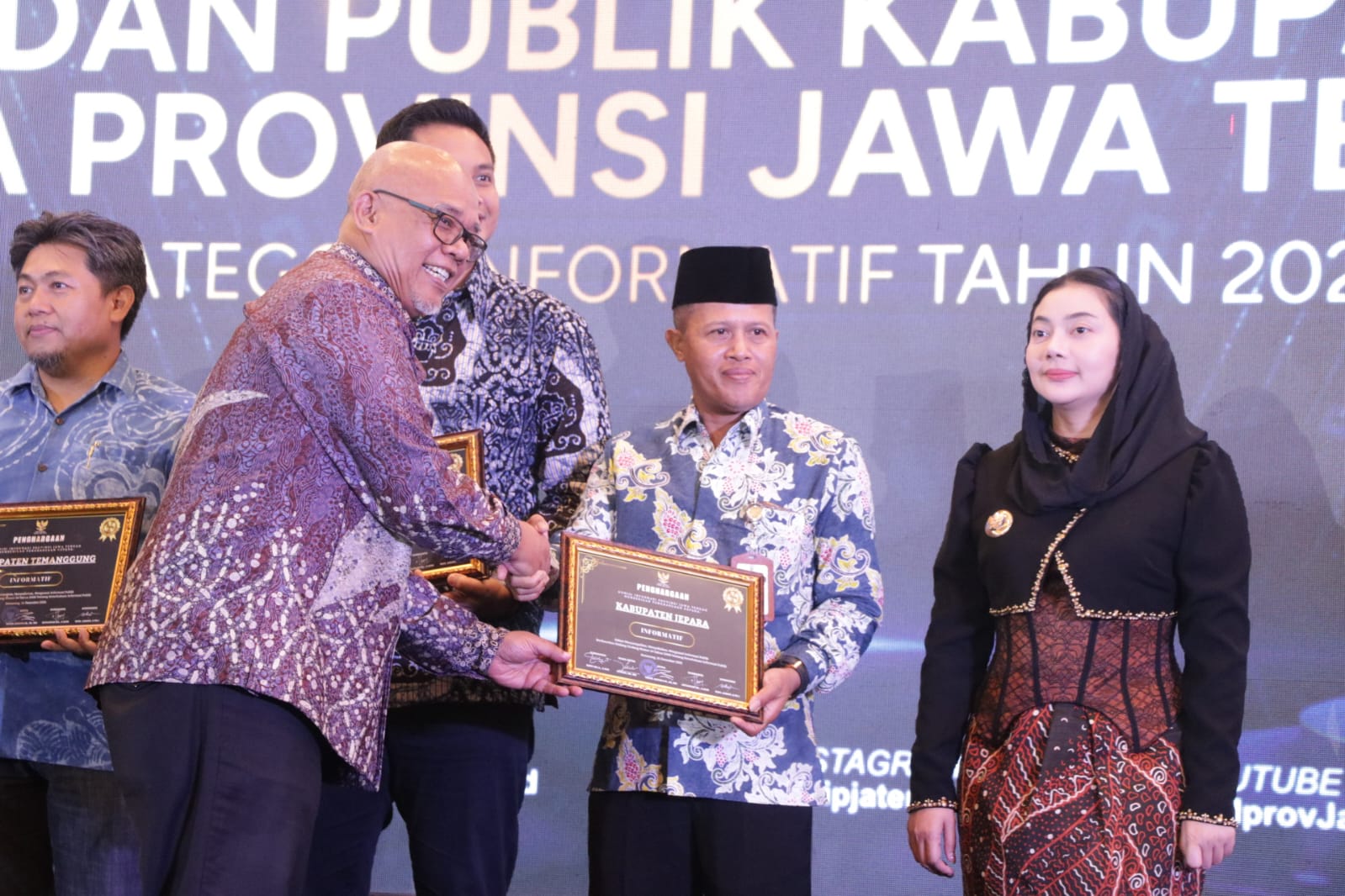 SELAMAT: Staf Ahli Bupati Jepara Bidang Pembangunan, Kemasyarakatan, dan SDM, Sridana Paminto, yang hadir mewakili Bupati Jepara Witiarso Utomo menerima penghargaan predikat Kabupaten Informatif.