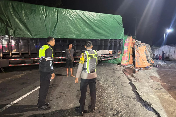 Petugas Satlantas Polres Temanggung saat melakukan oleh TKP laka lantas di Jalan Raya Kranggan Pringsurat, Kabupaten Temanggung.