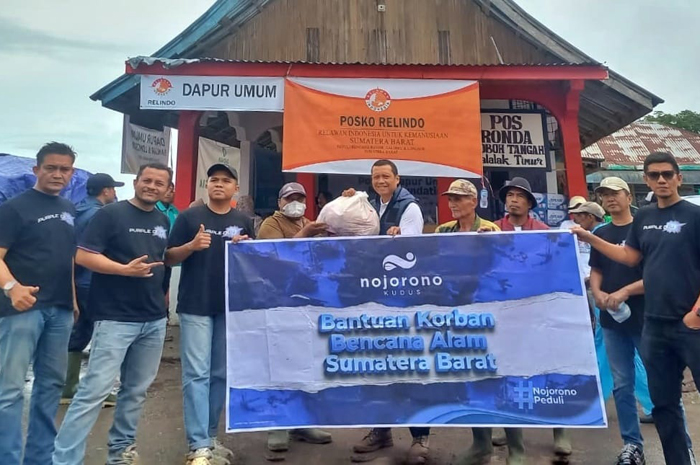 SIMBOLIS: Tim dari Nojorono Kudus melaksanakan serah terima paket bantuan untuk pengungsi.