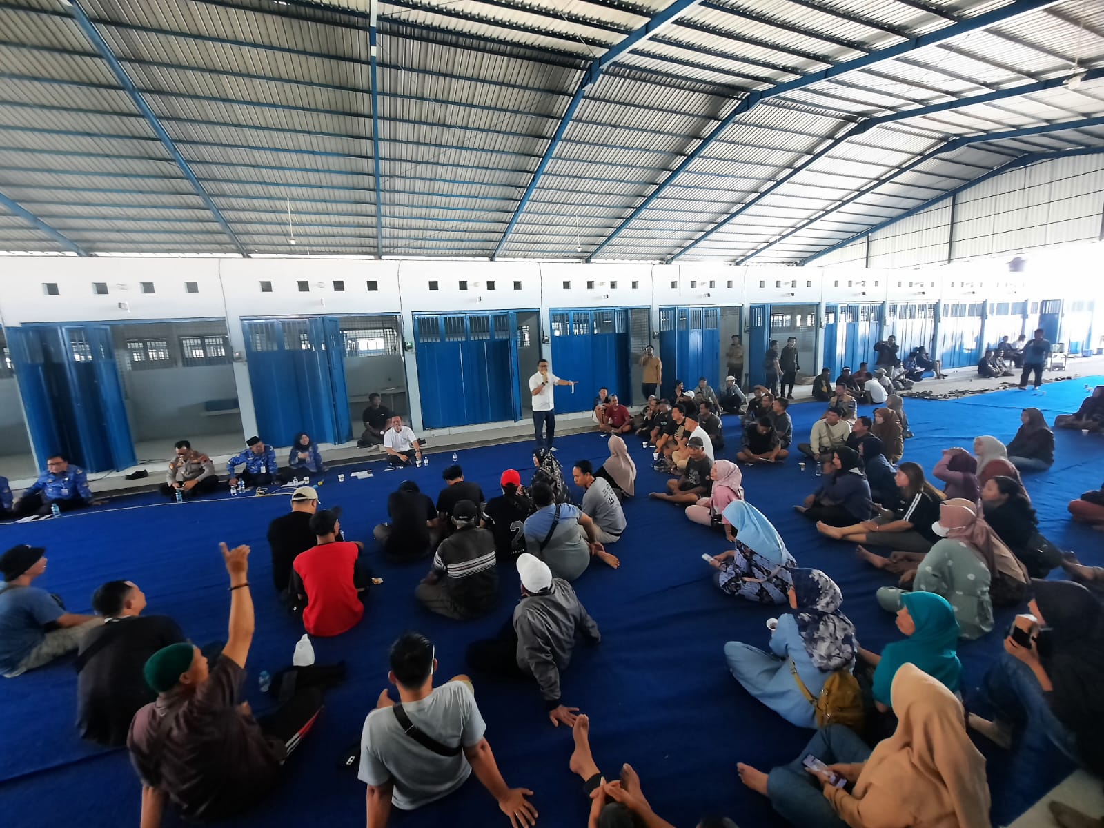 REMBUK BERSAMA: Pedagang sayur pagi Pasar Bitingan berkumpul di Pasar Saerah bersama Dinas Perdagangan Kudus berdiskusi menentukan tanggal pindah kemarin.