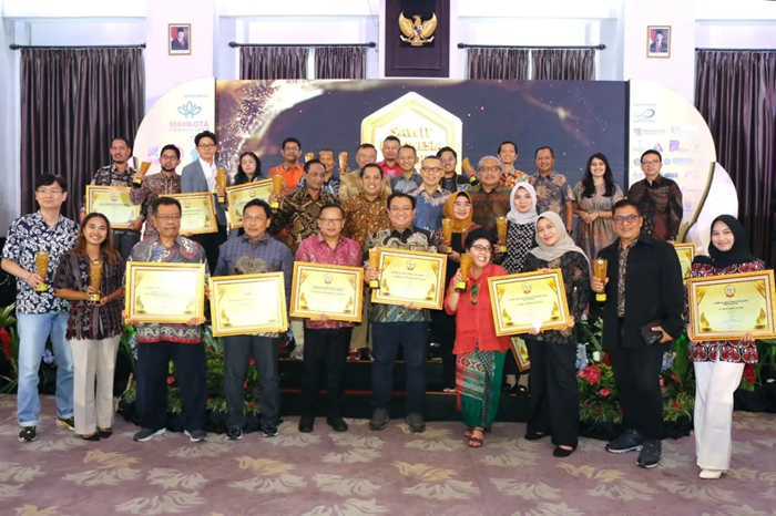 Sebagian penerima penghargaan Sawit Indonesia Award (SIA) 2025 berfoto bersama di ajang penyerahan SIA 2025 di Jakarta, Selasa (16/12/2025).