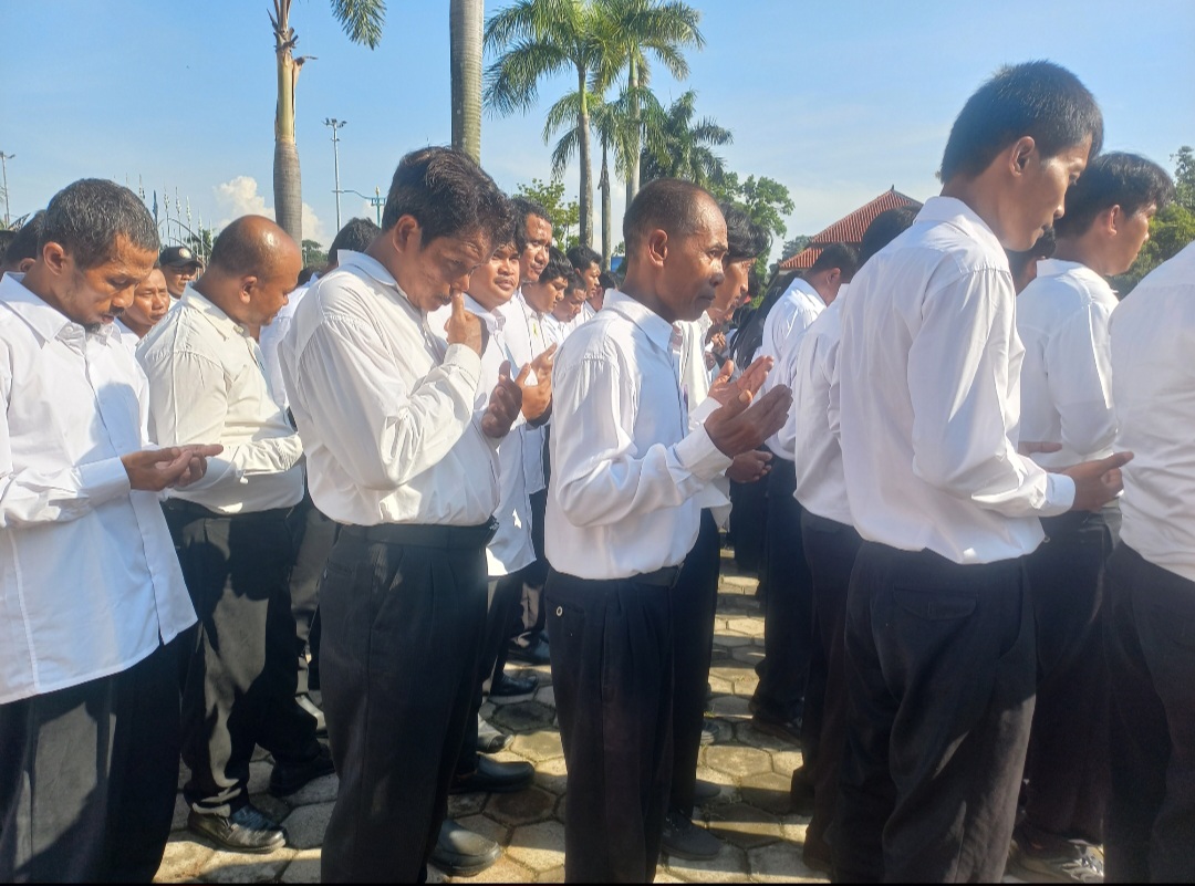 KHIDMAT: Pegawai yang diterima PPPK Paruh Waktu ikuti upacara pengangkatan.
