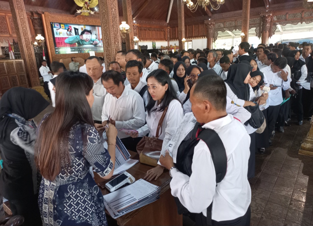 ANTUSIAS: Para pegawai tengah menerima SK pengangkatan PPPK Paruh Waktu pada Rabu (17/12).