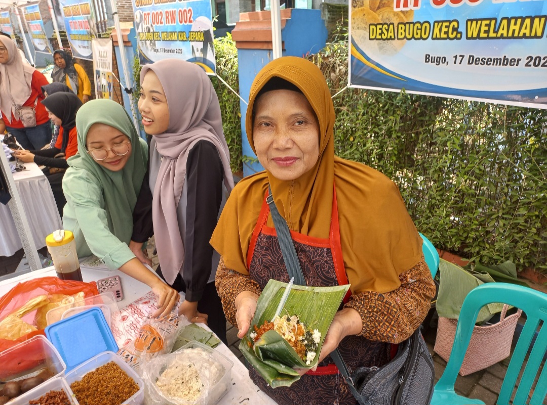 MENGGODA: Sego janganan daun pace khas Desa Bugo yang dijajakan Siti Qomariyah.
