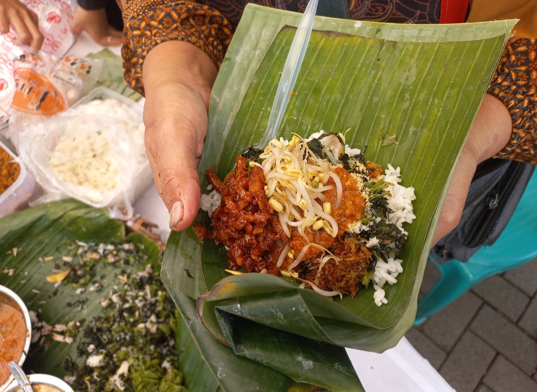 Sego Janganan Srondeng Bubuk Daun Pace siap disantap.