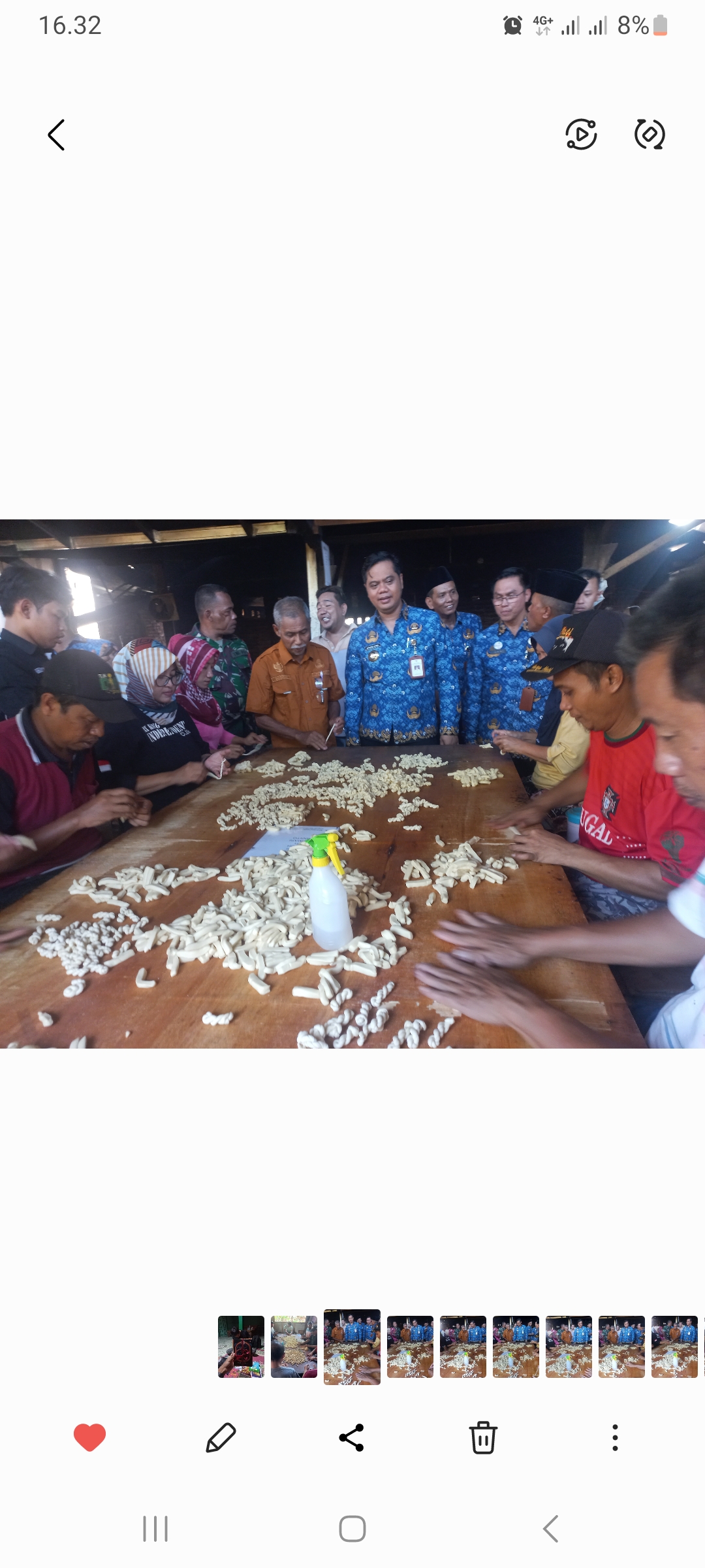 TELATEN: Bupati Jepara Witiarso Utomo mengunjungi sentra produksi kue kering di Desa Bugo usai melakukan kegiatan Ngantor di Desa pada Rabu (17/12).