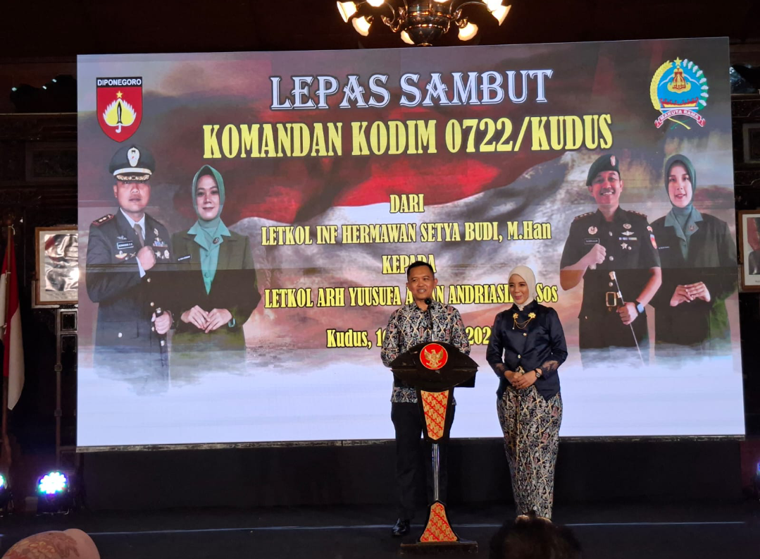 SAPA: Dandim 0722/Kudus yang baru, Letkol Arh Yuusufa Allan Andriasie memberi sambutan di acara lepas sambut Dandim 0722/Kudus di Pendopo Kabupaten Kudus, kemarin. (ANDIKA TRISNA SAPUTRA/RADAR KUDUS)
