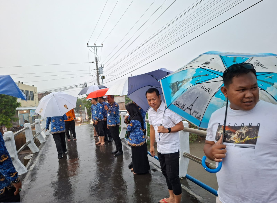 RESMI: Bupati Kudus Sam&rsquo;ani Intakoris meresmikan Jembatan 1 Desa Kesambi yang beberapa waktu lalu retak, Rabu (17/12). (ANDIKA TRISNA SAPUTRA/RADAR KUDUS)