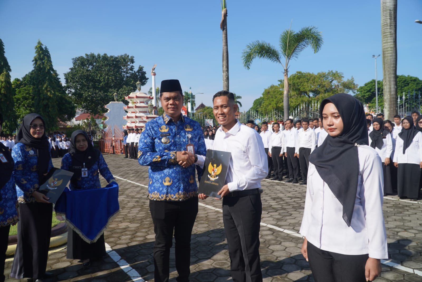 ALHAMDULILLAH: Bupati Jepara Witiarso Utomo menyerahkan SK pengangkatan PPPK Paruh Waktu pagi ini.
